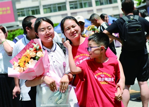 15日,考生纷纷走出考场,与等候的家人一起庆祝中考结束